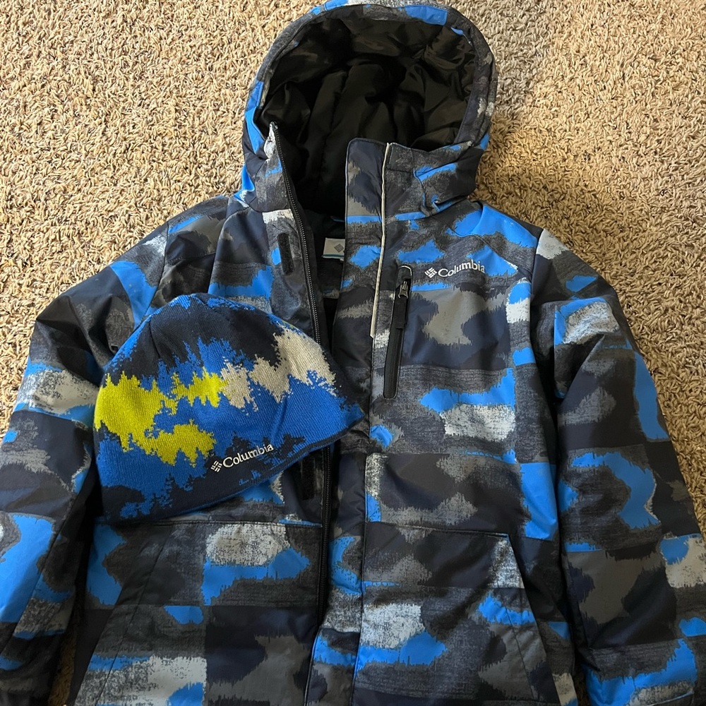 Snow jacket +hat! New condition!